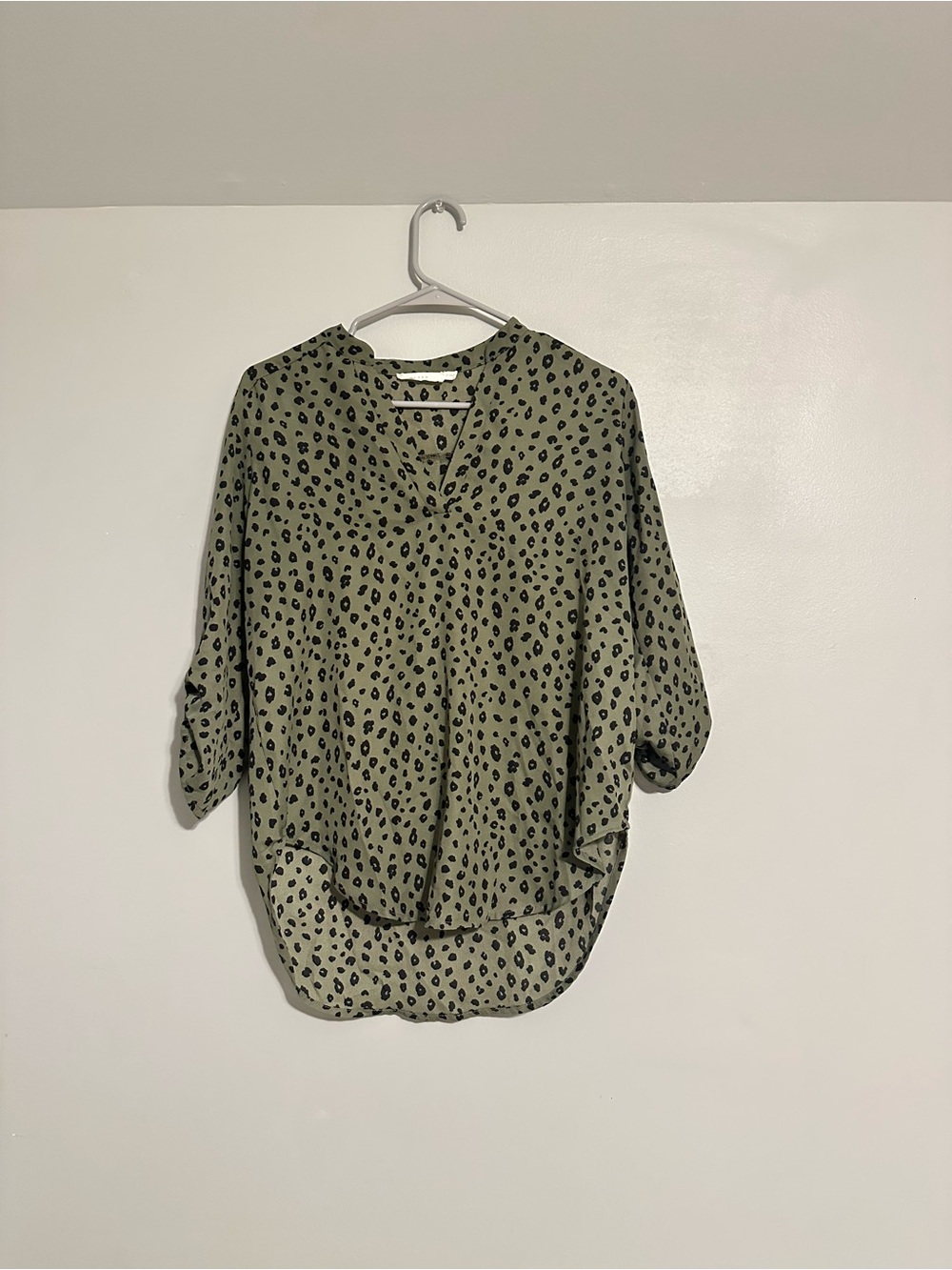 Lush Women's Green Leopard Print V-Neck Roll-Sleeve Blouse Size Small